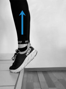 Exzentrische Übung an der Treppenstufe – Ausgangsposition