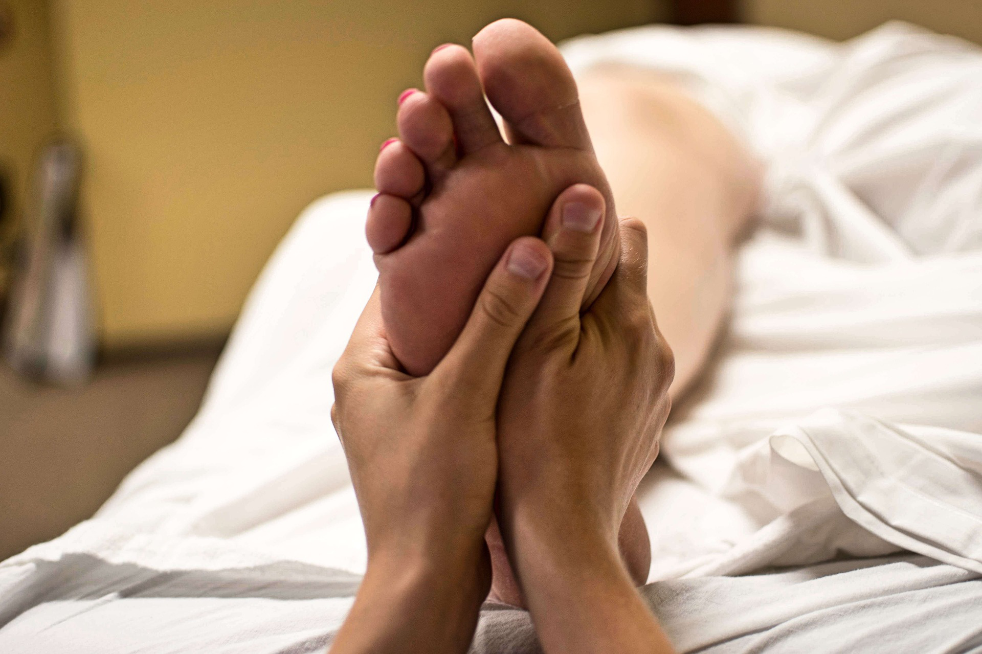 Fußmassage am Fersenbereich