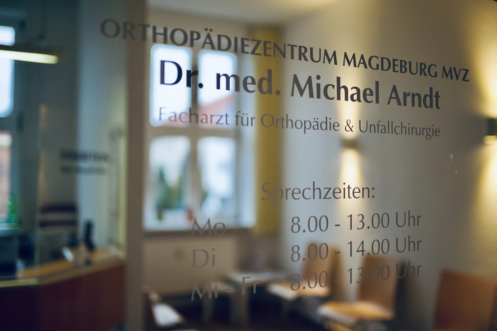 Eingang der orthopädischen Praxis in Buckau